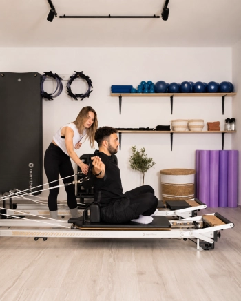 Accompagnement personnalisé sur Reformer avec un coach Pilates à Woluwe-Saint-Lambert