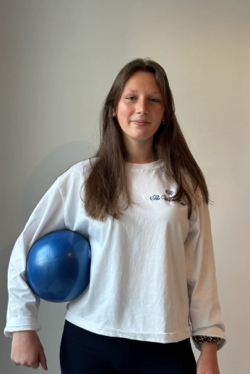 Portrait d’Emeline, instructrice Pilates certifiée en Reformer, Chair et Cadillac.