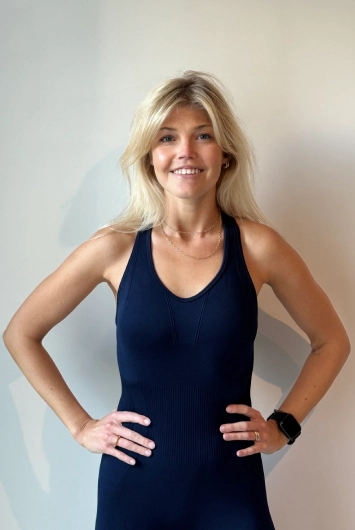 Portrait de Julie, instructrice Pilates certifiée en Mat et Reformer.