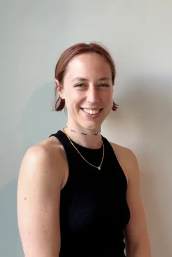 Portrait de Morgan, instructrice Pilates certifiée Merrithew spécialisée en Reformer et Special Populations.