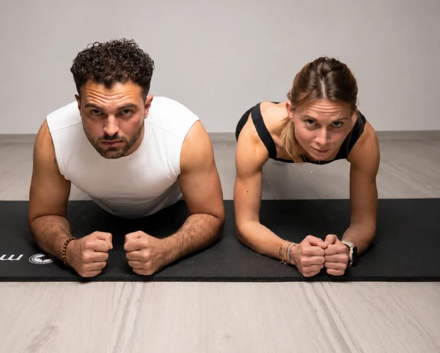 Man on a Reformer and woman on a mat during a Pilates class at Reinforce Pilates in Woluwe-Saint-Lambert