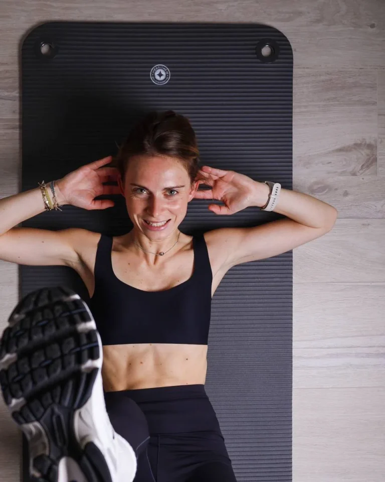 Pratiquante effectuant un exercice de renforcement abdominal sur tapis chez Reinforce Pilates à Woluwe-Saint-Lambert.