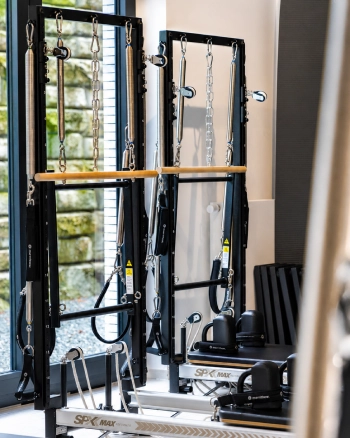 Tower Pilates dans le studio Reinforce Pilates à Woluwe-Saint-Lambert, équipement de Pilates permettant un travail fonctionnel de force et de mobilité.